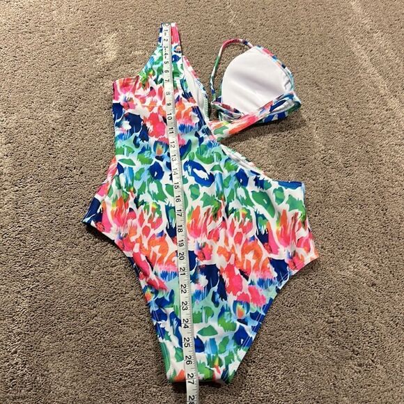 One piece swimsuit with cutout!! On trend for season! Size large ! - Picture 8 of 10